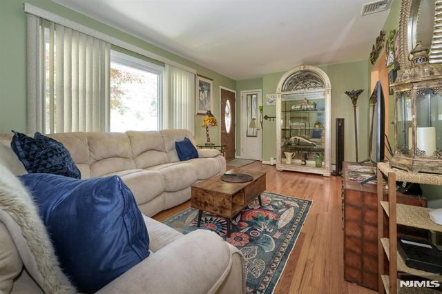 30 Heather Lane, Bloomingdale, NJ 07403