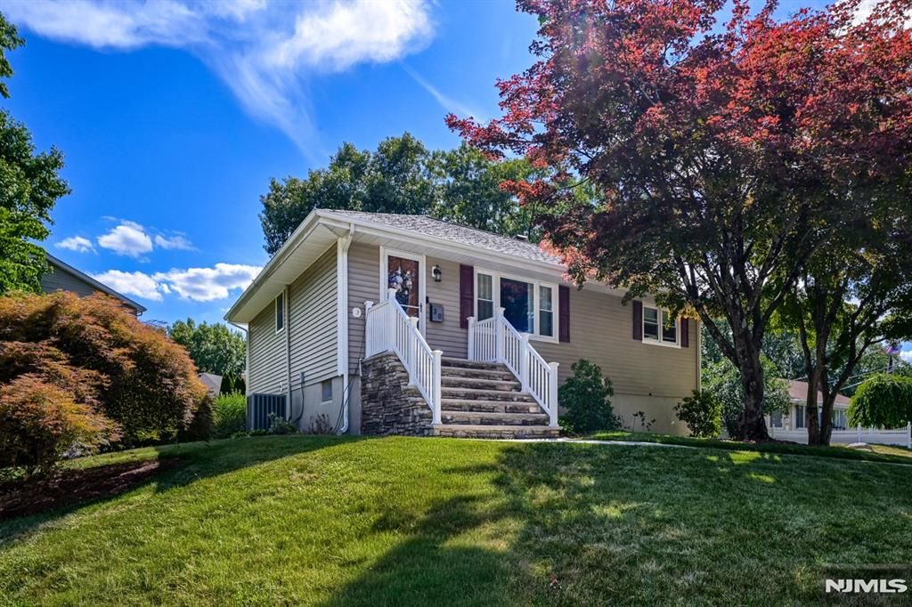 30 Heather Lane, Bloomingdale, NJ 07403