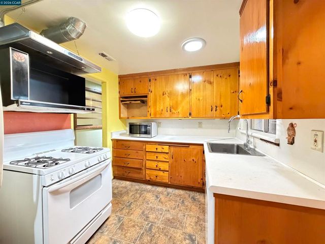 4072 Saint James Dr, El Sobrante, CA 94803