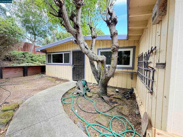 4072 Saint James Dr, El Sobrante, CA 94803