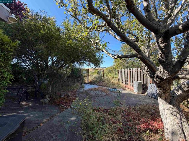4072 Saint James Dr, El Sobrante, CA 94803