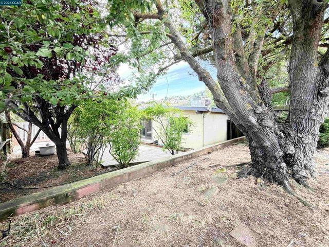 4072 Saint James Dr, El Sobrante, CA 94803