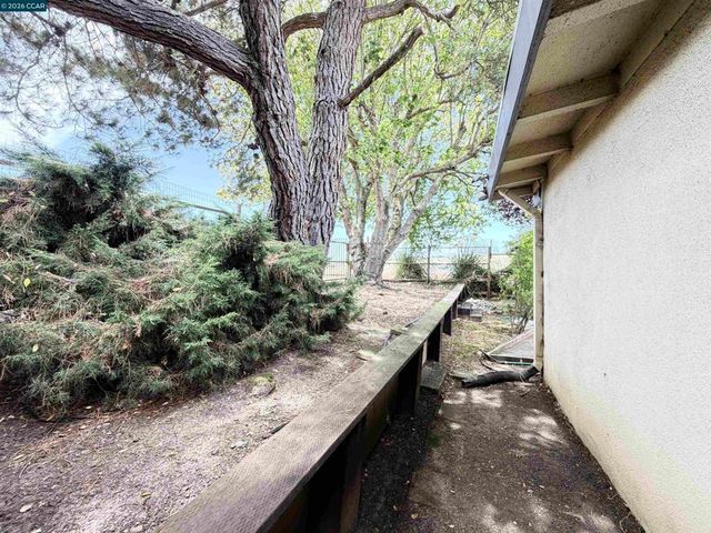 4072 Saint James Dr, El Sobrante, CA 94803