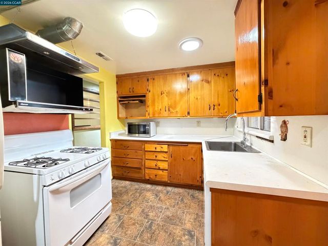 4072 Saint James Dr, El Sobrante, CA 94803