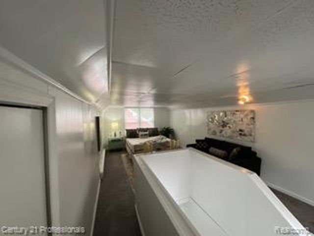 19372 Sunderland Road, Detroit, MI 48219