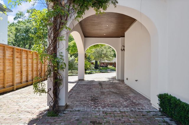 5556 Lynbrook Drive, Houston, TX 77056