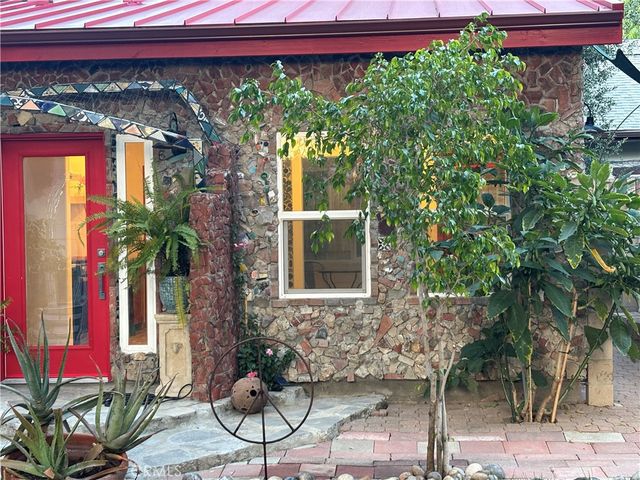 1802 N Raymond Avenue, Pasadena, CA 91103