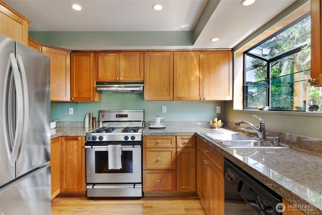 1812 N 39th, Seattle, WA 98103