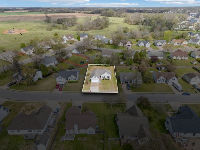 1197 Snoopy Dr, Clarksville, TN 37040