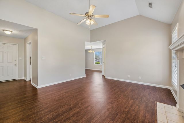 1197 Snoopy Dr, Clarksville, TN 37040