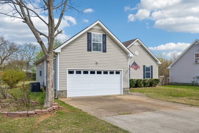 1197 Snoopy Dr, Clarksville, TN 37040