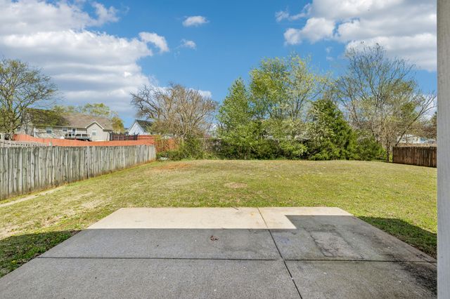 1197 Snoopy Dr, Clarksville, TN 37040