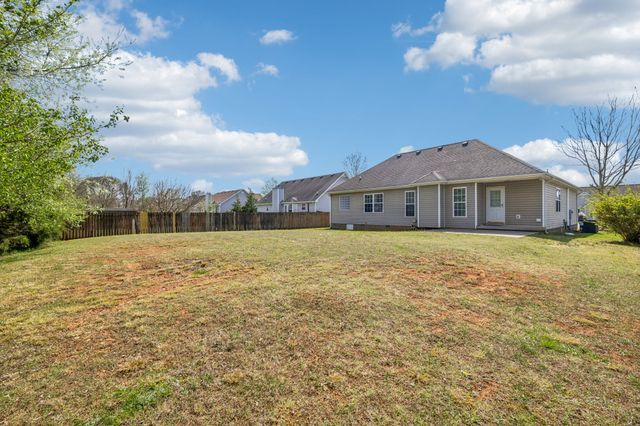 1197 Snoopy Dr, Clarksville, TN 37040