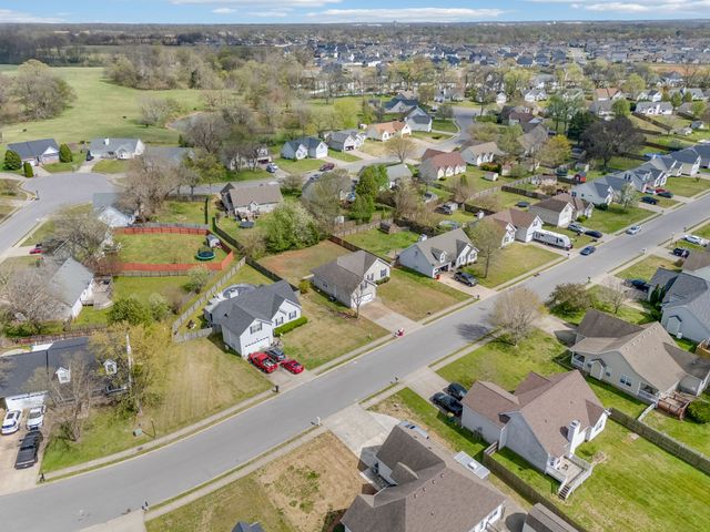 1197 Snoopy Dr, Clarksville, TN 37040