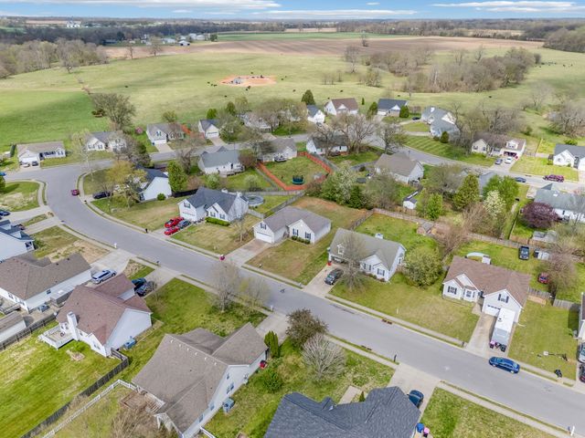 1197 Snoopy Dr, Clarksville, TN 37040