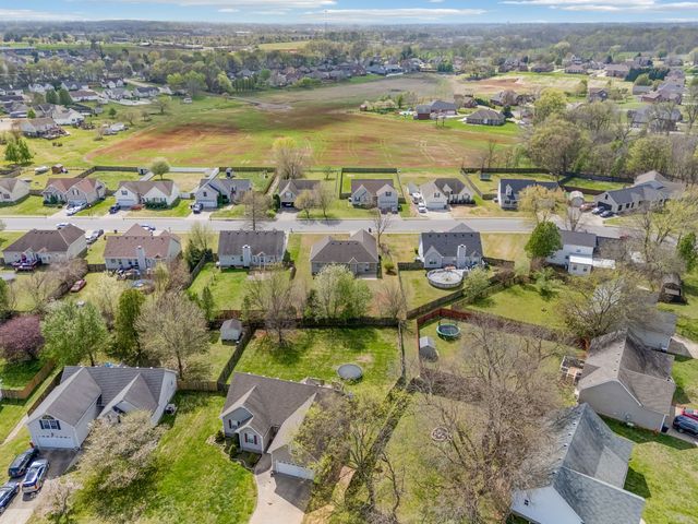 1197 Snoopy Dr, Clarksville, TN 37040