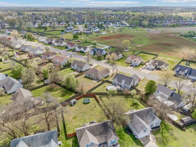 1197 Snoopy Dr, Clarksville, TN 37040