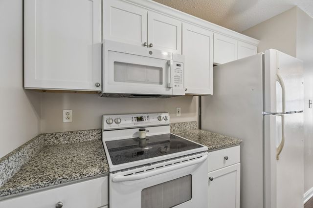 1197 Snoopy Dr, Clarksville, TN 37040