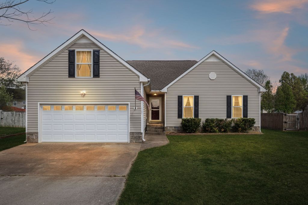 1197 Snoopy Dr, Clarksville, TN 37040