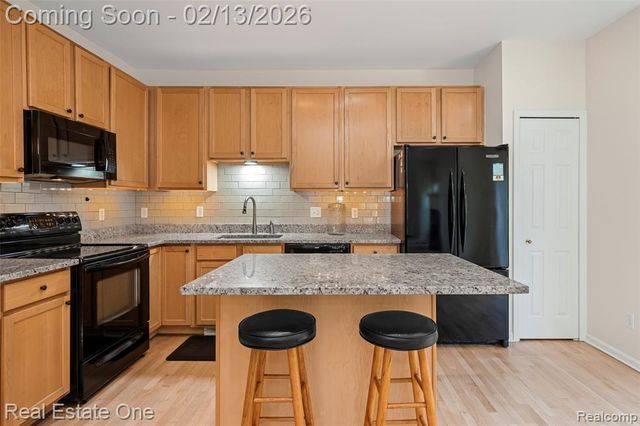 38282 Saratoga Circle, Farmington Hills, MI 48331