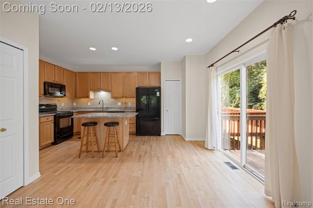 38282 Saratoga Circle, Farmington Hills, MI 48331