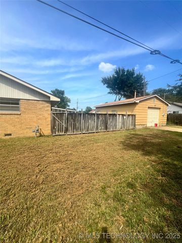 202 Bradley Place, Bartlesville, OK 74006