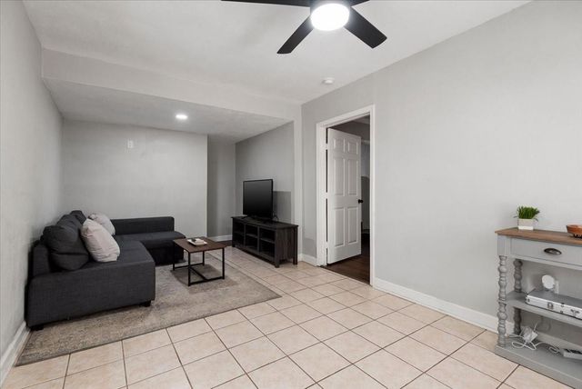 215 Caplin Street, Houston, TX 77022