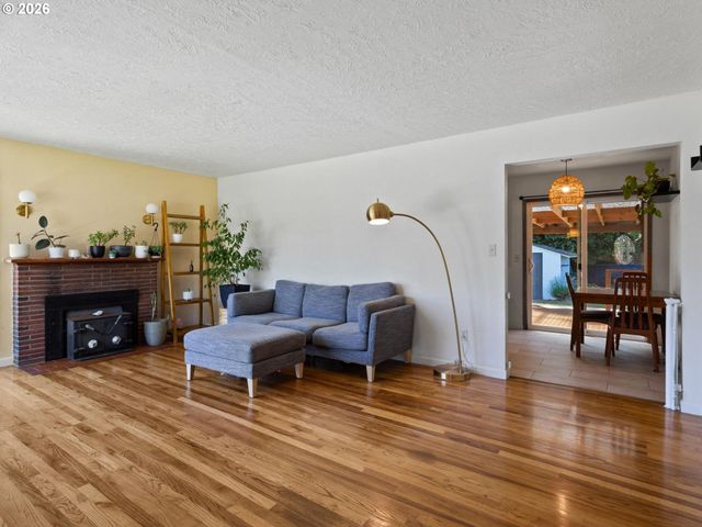 363 9TH St, Washougal, WA 98671