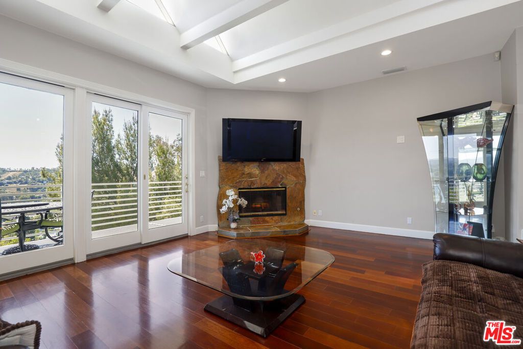 Image 10 of property listing at 5045 Calatrana Drive, Woodland Hills, CA 91364