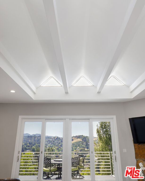 Image 11 of property listing at 5045 Calatrana Drive, Woodland Hills, CA 91364