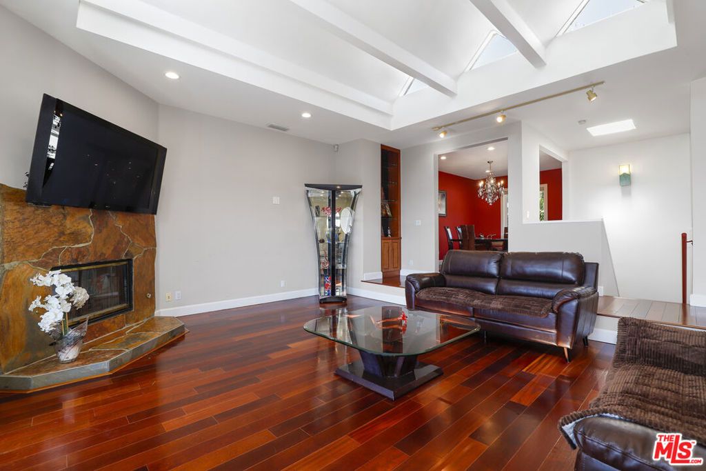 Image 12 of property listing at 5045 Calatrana Drive, Woodland Hills, CA 91364