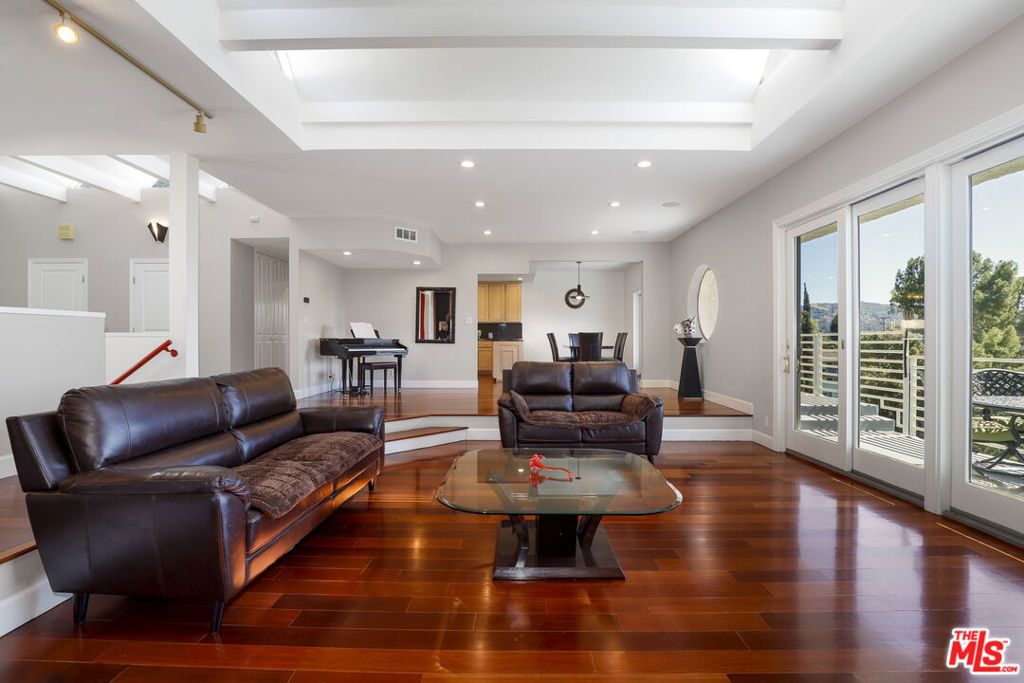 Image 13 of property listing at 5045 Calatrana Drive, Woodland Hills, CA 91364