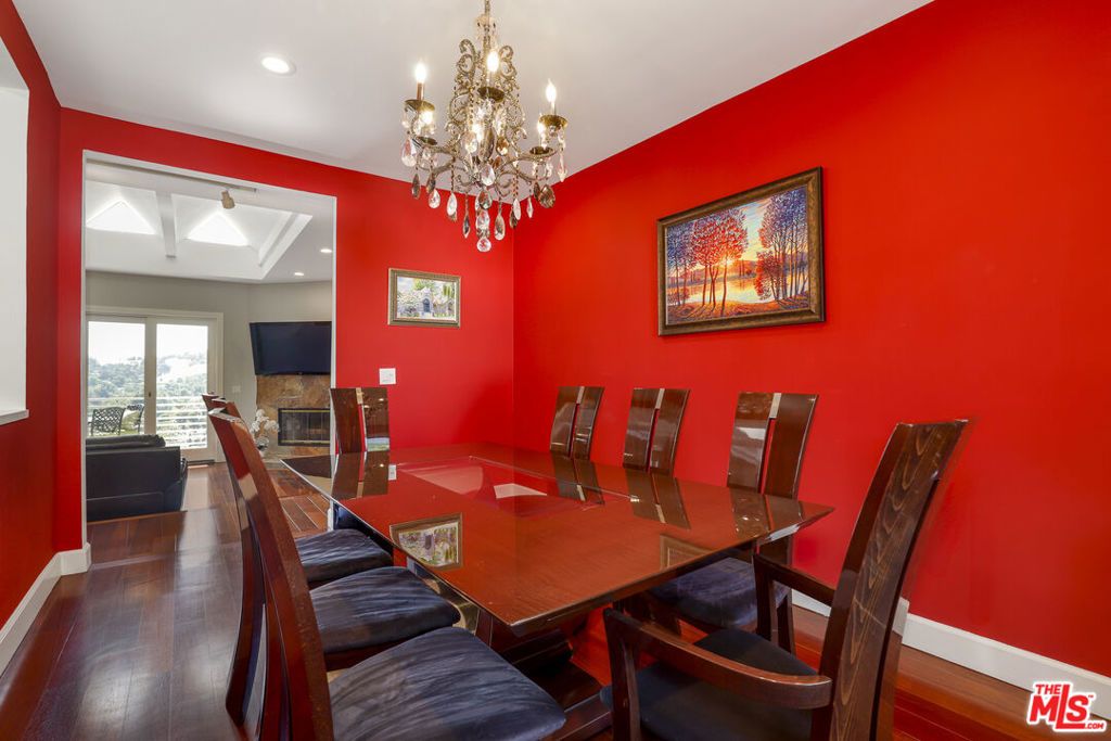 Image 14 of property listing at 5045 Calatrana Drive, Woodland Hills, CA 91364