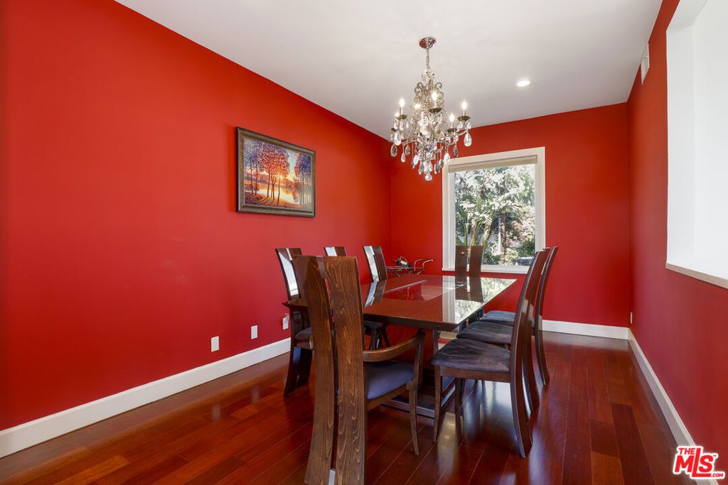 Image 15 of property listing at 5045 Calatrana Drive, Woodland Hills, CA 91364