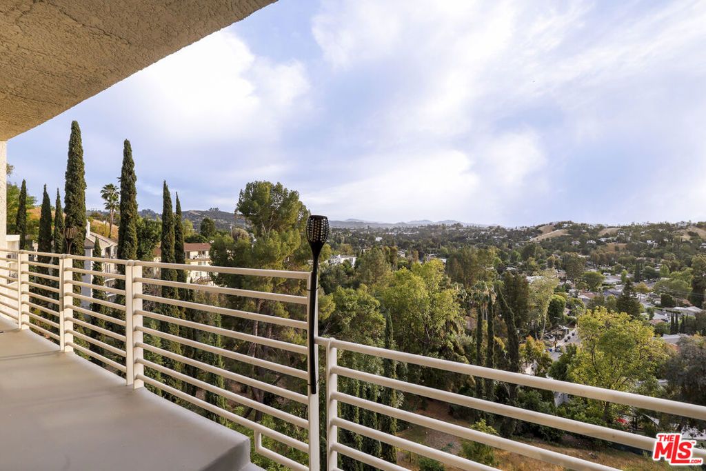 Image 17 of property listing at 5045 Calatrana Drive, Woodland Hills, CA 91364