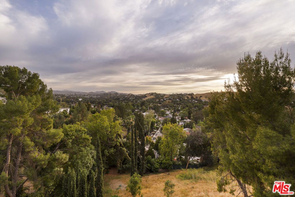 Image 18 of property listing at 5045 Calatrana Drive, Woodland Hills, CA 91364