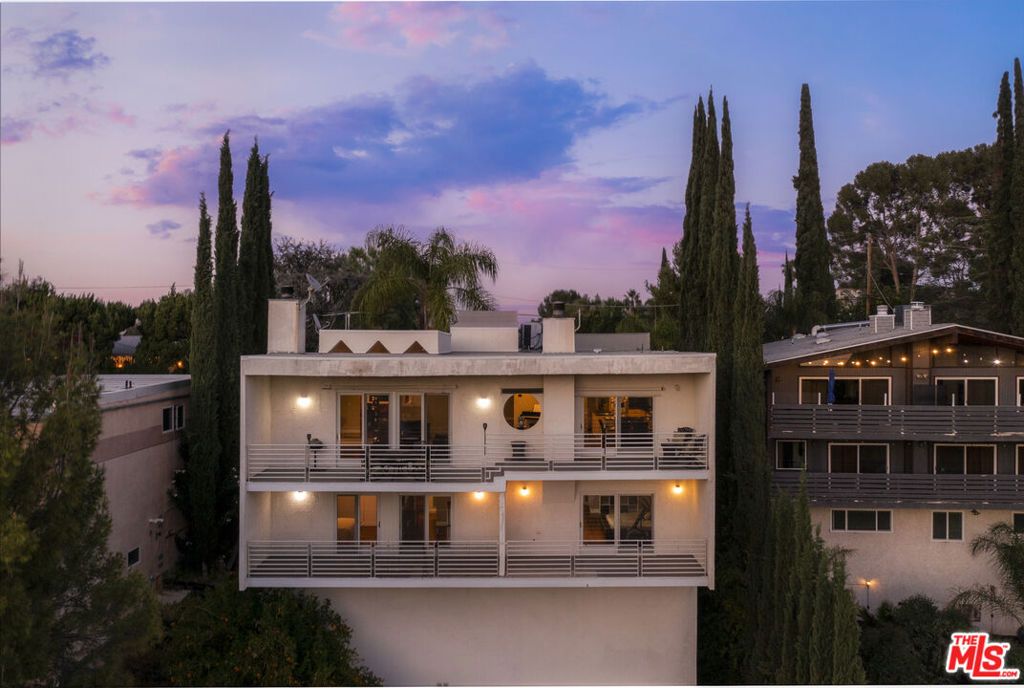 Image 2 of property listing at 5045 Calatrana Drive, Woodland Hills, CA 91364