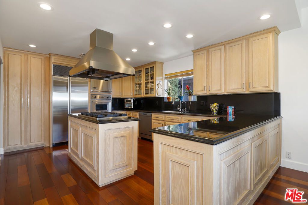 Image 20 of property listing at 5045 Calatrana Drive, Woodland Hills, CA 91364