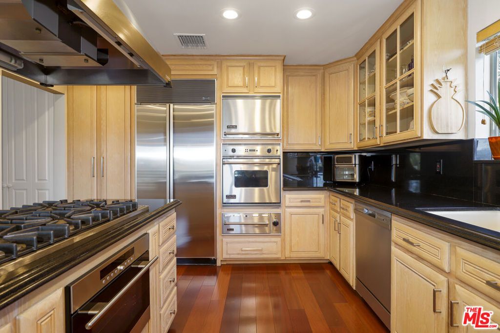 Image 21 of property listing at 5045 Calatrana Drive, Woodland Hills, CA 91364