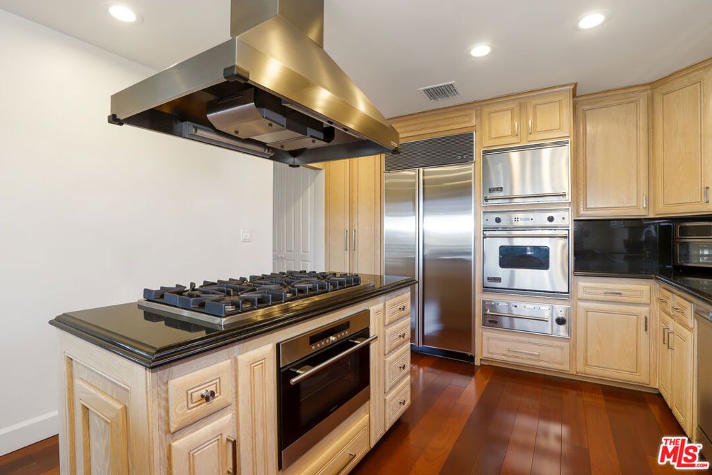 Image 22 of property listing at 5045 Calatrana Drive, Woodland Hills, CA 91364