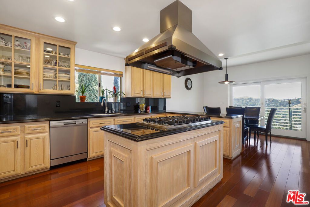 Image 23 of property listing at 5045 Calatrana Drive, Woodland Hills, CA 91364