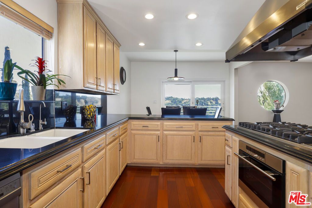 Image 24 of property listing at 5045 Calatrana Drive, Woodland Hills, CA 91364