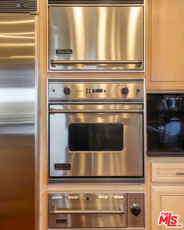 Image 25 of property listing at 5045 Calatrana Drive, Woodland Hills, CA 91364