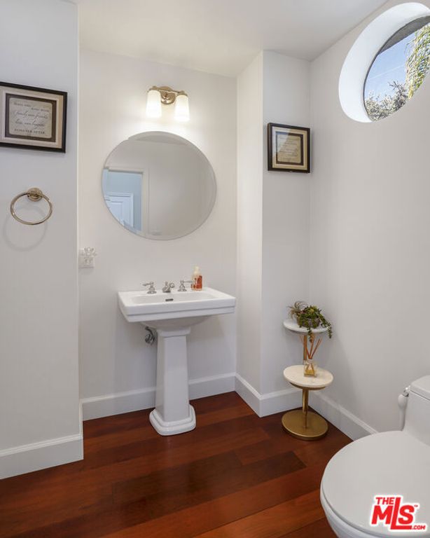 Image 26 of property listing at 5045 Calatrana Drive, Woodland Hills, CA 91364