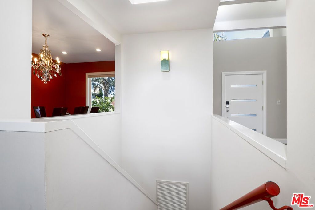 Image 27 of property listing at 5045 Calatrana Drive, Woodland Hills, CA 91364