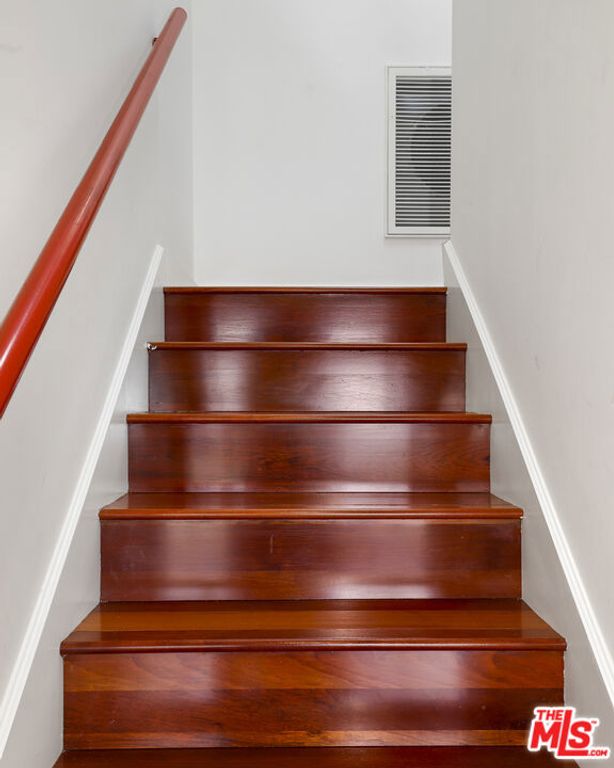 Image 28 of property listing at 5045 Calatrana Drive, Woodland Hills, CA 91364