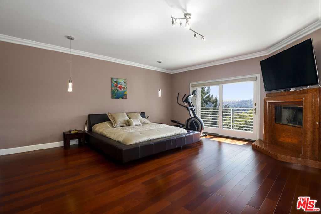 Image 29 of property listing at 5045 Calatrana Drive, Woodland Hills, CA 91364