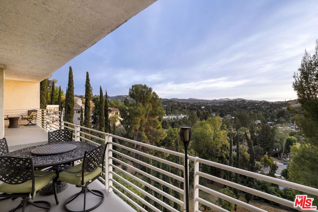Image 3 of property listing at 5045 Calatrana Drive, Woodland Hills, CA 91364