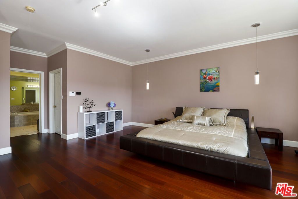 Image 30 of property listing at 5045 Calatrana Drive, Woodland Hills, CA 91364