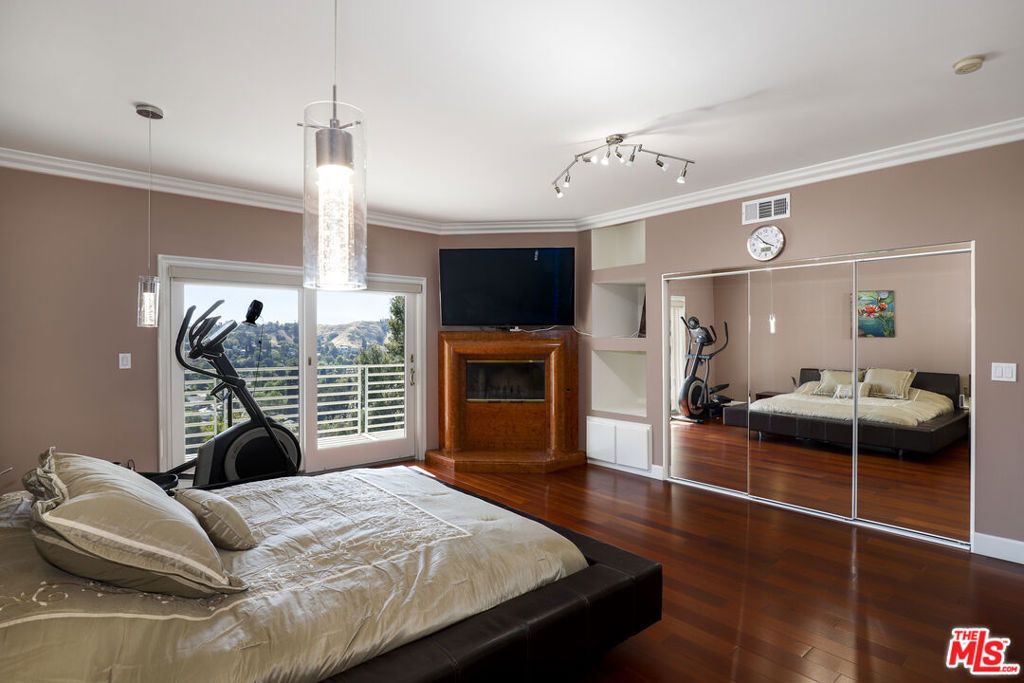 Image 31 of property listing at 5045 Calatrana Drive, Woodland Hills, CA 91364